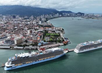 KAPAL persiaran mewah, Discovery Princess ketika singgah berlabuh di Terminal Kapal Persiaran Swettenham (SPCT), di George Town, Pulau Pinang baru-baru ini.-GAMBAR/FACEBOOK