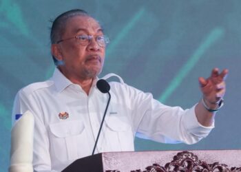 ANWAR Ibrahim ketika berucap semasa menghadiri majlis pecah tanah projek penyuraian trafik Juru-Sungai Dua di tapak ekspo Seberang Jaya, Pulau Pinang hari ini.-UTUSAN/DANIAL SAAD