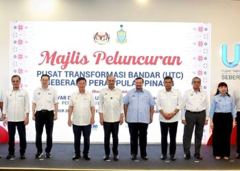 ANWAR Ibrahim (lima dari kiri) ketika hadir merasmikan UTC Seberang Perai di Terminal Pengangkutan Penang Sentral, Butterworth, Pulau Pinang hari ini.-GAMBAR/FACEBOOK