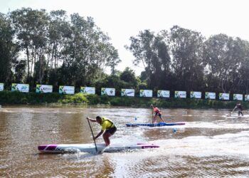 PERTANDINGAN kanu slalom turut diadakan pada Karnival Ban Canal 2025 di Parit 14, Simpang Lima, Sabak Bernam, Selangor. – MINGGUAN/AFIQ RAZALI