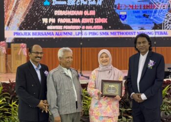 FADHLINA Sidek (dua dari kanan) menerima cenderamata selepas merasmikan Majlis Makan Malam Alumni Sekolah Menengah Kebangsaan (SMK) Methodist Nibong Tebal di Pulau Pinang, malam tadi.-GAMBAR/SITI NUR MAS ERAH AMRAN