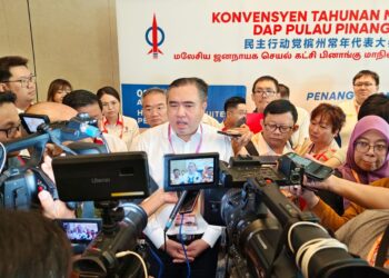ANTHONY Loke Siew Fook (tengah) ketika ditemui pemberita semasa menghadiri Konvensyen Tahunan Negeri DAP Pulau Pinang 2025 di sebuah hotel di Bukit Mertajam, Pulau Pinang.-UTUSAN/ISWAN SHAFIQ ISA