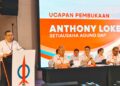 ANTHONY Loke Siew Fook (kiri) ketika berucap pada Konvensyen Tahunan Negeri DAP Pulau Pinang 2025 di sebuah hotel di Bukit Mertajam, Pulau Pinang hari ini.-UTUSAN/ISWAN SHAFIQ ISA