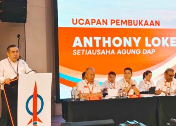 ANTHONY Loke Siew Fook (kiri) ketika berucap pada Konvensyen Tahunan Negeri DAP Pulau Pinang 2025 di sebuah hotel di Bukit Mertajam, Pulau Pinang hari ini.-UTUSAN/ISWAN SHAFIQ ISA