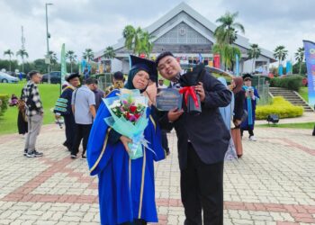 HANAFI Zulkefli (kanan) bersama ibunya, Norazila A. Talib selepas Sidang Kedua Majlis Konvokesyen Ke-38 UUM di Sintok, Kedah, di sini hari ini.