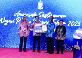 ZURHAN Bakar (dua dari kanan) menerima Anugerah Sasterawan Negeri Pulau Pinang daripada Ramli Ngah Talib (dua dari kiri) dalam satu majlis khas di Butterworth, Pulau Pinang malam tadi.-GAMBAR/FACEBOOK