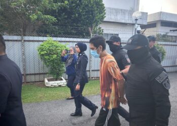 MOHD. Faizal Awang dibawa untuk menghadapi pertuduhan membunuh abang iparnya di Mahkamah Majistret Jitra, Kubang Pasu.