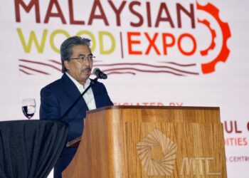 Menteri Perladangan dan Komoditi, Datuk Seri Johari Abdul Ghani ketika berucap pada Majlis Pembukaan Malaysian Wood Expo (MWE) 2025 di MITEC di sini, hari ini. -UTUSAN/ISKANDAR ISHAK