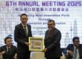 HASBI Habibollah menerima cenderamata daripada Pengerusi Lembaga Pelabuhan Klang, Ean Yong Hian Wah selepas Mesyuarat Tahunan ke-6 CMPA 2025 di Sepang. - UTUSAN/FAISOL MUSTAFA