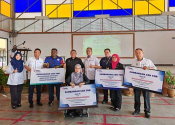 RAIS (empat dari kiri) hadir Program Cilik Tenaga Bersama TNB : Tenaga Hari Ini Menjana Hari Esok di Sekolah Kebangsaan (SK) Paya Rumput, Melaka, hari ini. - UTUSAN/AMRAN ALI