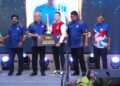 AARON Chia menerima Anugerah Olahragawan daripada Mohd. Ali Mohd. Rustam pada Majlis Anugerah Sukan Negeri Melaka Ke-39 2023/2024 hari ini. - UTUSAN/AMRAN MULUP