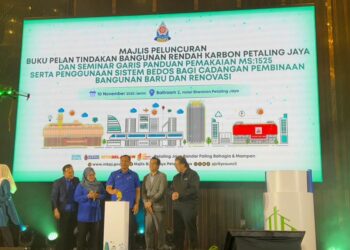 MOHAMAD Zahri (tengah) di Majlis Peluncuran Pelan Tindakan Bangunan Rendah Karbon Petaling Jaya dan Seminar Garis Panduan Pemakaian MS: 1525 serta Penggunaan Sistem Building Energy Data Online Monitoring System (BEDOS) bagi Cadangan Pembinaan Bangunan Baru dan Renovasi di sini, hari ini.