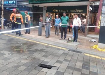 DBKL tutup sementara Jalan Bonus, susulan mendapan jalan di Masjid India

Oleh: Neshwar Nizam

PETALING JAYA: Satu insiden mendapan permukaan jalan berlaku awal pagi tadi di Jalan Bonus, Masjid India, menyebabkan jalan berkenaan ditutup sementara kepada laluan kenderaan.

DBKL memaklumkan bahawa penutupan itu melibatkan laluan dari Lorong Masjid India 4 (sebelah masjid) hingga ke kawasan terjejas di hadapan premis Bombay Jewellery.

Pasukan daripada DBKL, Air Selangor, Indah Water Konsortium (IWK) dan IPD Dang Wangi sudah berada di lokasi kejadian bagi menjalankan siasatan dan kerja teknikal.

“Bagi tujuan keselamatan, Jalan Masjid India telah ditutup sementara kepada laluan kenderaan bermula dari Lorong Masjid India 4 hingga ke kawasan terjejas.

“Pemantauan dan kerja teknikal akan diteruskan dan perkembangan lanjut akan dimaklumkan dari semasa ke semasa,” katanya dalam kenyataan media hari ini.

DBKL turut menegaskan bahawa keselamatan orang awam adalah keutamaan dan akan kongsikan perkembangan lanjut dari semasa ke semasa.

CAPTION
KAWASAN yang berlaku mendapan di Jalan Bonus, Masjid India, Kuala Lumpur ditutup sementara kepada laluan kenderaan.