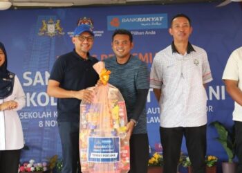 TIMBALAN Pegawai Pendidikan Daerah Sektor Perancangan, Pejabat Pendidikan Daerah Pasir Gudang, Surieyani Samsudin (kiri); Ketua Pegawai Eksekutif Kumpulan Bank Rakyat, Ahmad Shahril Mohd. Shariff; Guru Besar SK Kongkong Laut, Rosli Abu Bakar (dua dari kanan) dan Ketua Kampung Kongkong Laut, Syaihan Ab. Aziz (kanan) bergambar bersama wakil pemenang Penalti Shootout pada Majlis Perasmian Santuni MADANI dan Sekolah Angkat MADANI Bank Rakyat di Masai, Johor, baru-baru ini.
