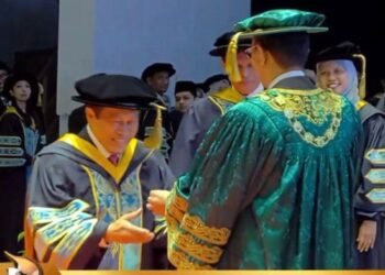 AHMAD Maslan menerima Ijazah Doktor Falsafah (PhD) dalam bidang Komunikasi Majlis Konvokesyen Ke-38 Universiti Utara Malaysia (UUM), hari ini.