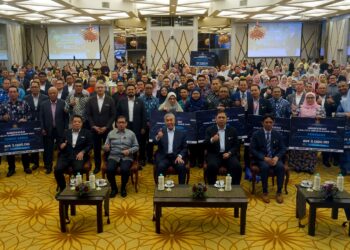 AHMAD Zahidi Hamidi bergambar bersama warga KKDW selepas Perhimpunan Bulanan Kementerian Kemajuan Desa dan Wilayah. - UTUSAN/FAISOL MUSTAFA