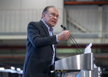 Perdana Menteri, Datuk Seri Anwar Ibrahim berucap ketika hadir sesi lawatan dan ramah mesra bersama warga kerja Perodua di Perodua Sungai Choh di sini hari ini. GAMBAR: FARIZ RUSADIO / PEMBERITA: HAFIZ