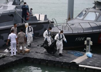 ANGGOTA Maritim Malaysia mengangkat mayat disyaki PATI yang ditemukan lemas di perairan Langkawi ke Jeti Maritim Malaysia, Bukit Malut di Langkawi, Kedah. - UTUSAN/SHAHIR NOORDIN