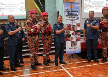 MOHD. Zaidi Ma’at (tiga dari kanan) menyempurnakan Perhimpunan Bulanan JBPM Melaka di Bukit Katil, Melaka hari ini. - UTUSAN/AMRAN ALI
