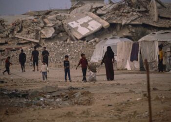 SEORANG wanita Palestin bersama anak-anaknya mengutip ranting kayu untuk dijadikan bahan bakar
di Bureij, Gaza. – AFP