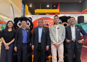 TIONG King Sing (tengah) dan Bryan Loo (dua dari kanan) merasmikan kerjasama antara Tourism Malaysia dan Bask Bear di Pavilion Bukit Jalil di sini, semalam.