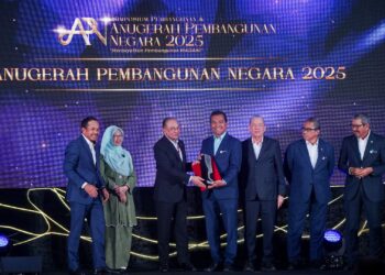 ANWAR Ibrahim menyampaikan Anugerah Pembangunan Negara 2025 kepada Kementerian Pendidikan Tinggi pada Majlis Simposium Pembangunan dan Anugerah Pembangunan Negara di Putrajaya. - UTUSAN/FAISOL MUSTAFA