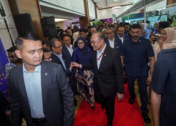 ANWAR Ibrahim ketika hadir pada Majlis Simposium Pembangunan dan Anugerah Pembangunan Negara di Putrajaya. - UTUSAN/FAISOL MUSTAFA