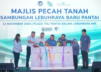 ALEXANDER Nanta Linggi ketika merasmikan Majlis pecah tanah Projek Sambungan Lebuhraya Baru Pantai (NPE 2) di Plaza Tol Pantai Dalam, Lebuhraya NPE. - UTUSAN/SADDAM YUSOFF