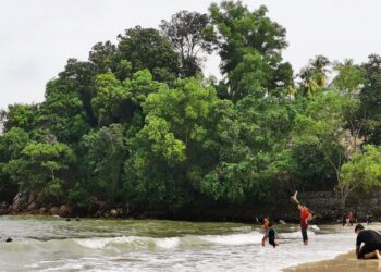 KAWASAN perairan Pantai Tanjung Biru di Port Dickson, Negeri Sembilan diancam kegiatan pencurian batu karang dan ikan hiasan. - UTUSAN/MOHD. SHAHJEHAN MAAMIN