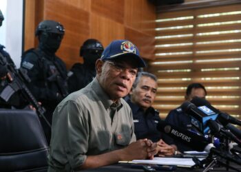 SAIFUDDIN Nasution Ismail bercakap dalam sidang akhbar mengenai perkembangan insiden bot karam di perairan Thailand berhampiran Langkawi, Kedah. - UTUSAN/SHAHIR NOORDIN