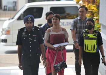 INSPEKTOR Sheila ketika tiba di pekarangan Mahkamah Kuala Lumpur di sini hari ini atas pertuduhan menghalang anggota polis menjalankan tugas. - UTUSAN/ZAHRA MOHAMAD ZHAHIR