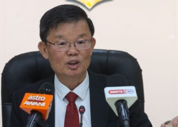 CHOW Kon Yeow ketika mengadakan sidang akhbar di pejabatnya di Komtar, George Town, Pulau Pinang hari ini. - UTUSAN/DANIAL SAAD