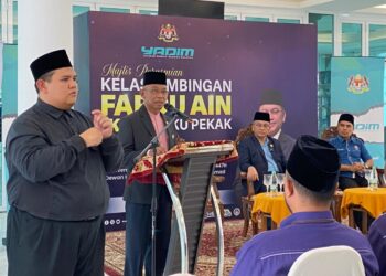 HASAN Bahrom semasa berucap Majlis Perasmian Kelas Bimbingan Fardhu Ain OKU Pekak di Masjid Jamek Sultan Abdul Samad di sini, hari ini.