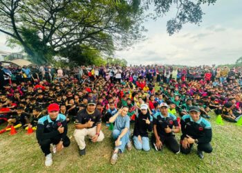 RITA Rudaini (Tengah) bergambar bersama peserta dan ibu bapa Kejohanan Vipers Super Sunday 2025 di Seri Kembangan, Selangor.