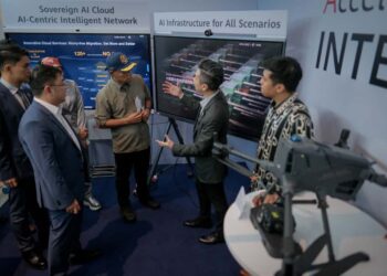 SAIFUDDIN Nasution Ismail ketika sidang akhbar selepas hadir Simposium Kecerdasan Buatan AI Transformasi Keselamatan 2025 di  Putrajaya. - UTUSAN/FAIZ ALIF ZUBIR