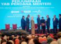 ANWAR Ibrahim ketika hadir pada Majlis Perhimpunan Bulanan bersama Warga JPM di Putrajaya. - UTUSAN/FAIZ ALIF ZUBIR