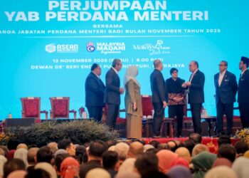 ANWAR Ibrahim ketika hadir pada Majlis Perhimpunan Bulanan bersama Warga JPM di Putrajaya. - UTUSAN/FAIZ ALIF ZUBIR