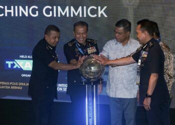 SAIFUDDIN Nasution Ismail beramah mesra dengan pegawai PDRM selepas majlis perasmian PDRM Special Dialogue IV 2025 di Sepang. - UTUSAN/FAISOL MUSTAFA