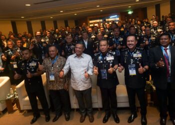 SAIFUDDIN Nasution Ismail beramah mesra dengan pegawai PDRM selepas majlis perasmian PDRM Special Dialogue IV 2025 di Sepang. - UTUSAN/FAISOL MUSTAFA
