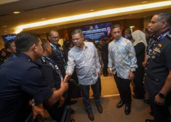 SAIFUDDIN Nasution Ismail beramah mesra dengan pegawai PDRM selepas majlis perasmian PDRM Special Dialogue IV 2025 di Sepang. - UTUSAN/FAISOL MUSTAFA