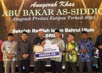MOHAMAD Abdul Hamid (empat dari kanan) ketika menyampaikan Anugerah Khas Abu Bakar As-Siddiq (Prestasi Kutipan Terbaik) kepada Sekolah Rendah Islam Bahrul Ulum pada Majlis Aspresiasi Guru Agama, Guru Al-Quran dan Anugerah Wakil Kutipan Tahun 2025 di Butterworth, Pulau Pinang hari ini.-UTUSAN/DANIAL SAAD