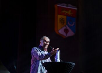 ANWAR Ibrahim berucap merasmikan Konvensyen Penjagaan Islam Institut Pengajian Tinggi (IPT) Antarabangsa 2025 di Universiti Kebangsaan Malaysia (UKM) di sini hari ini. - UTUSAN/FARIZ RUSADIO