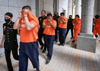 PEGAWAI Suruhanjaya Pencegahan Rasuah Malaysia (SPRM) membawa seramai 11 individu melibatkan 10 pegawai agensi penguat kuasa serta seorang pesara agensi ke Mahkamah Majistret Putrajaya di sini hari ini berkenaan kes rasuah bagi mempercepat proses permohonan program pemutihan pendatang asing menerusi Program Rekalibrasi Tenaga Kerja (RTK). - UTUSAN/FAIZ ALIF ZUBIR