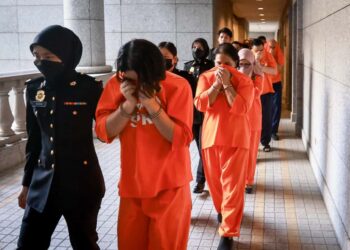 PEGAWAI Suruhanjaya Pencegahan Rasuah Malaysia (SPRM) membawa seramai 11 individu melibatkan 10 pegawai agensi penguat kuasa serta seorang pesara agensi ke Mahkamah Majistret Putrajaya di sini hari ini berkenaan kes rasuah bagi mempercepat proses permohonan program pemutihan pendatang asing menerusi Program Rekalibrasi Tenaga Kerja (RTK). - UTUSAN/FAIZ ALIF ZUBIR