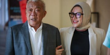 BUNG Moktar Radin bersama isterinya, Datin Seri Zizie Izette.