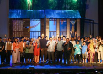 DATUK Lat (tengah) bersama para pelakon yang menjayakan pratonton persembahan teater ‘Datuk Lat - Kampung Boy’ di Auditorium Kompleks JKKN Perak di Ipoh,Perak, kelmarin. – UTUSAN/MUHAMAD NAZREEN SYAH MUSTHAFA