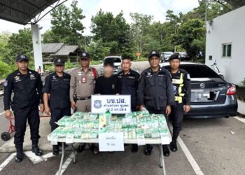 SUSPEK (tengah) semasa ditangkap selepas Polis Thailand menjumpai  75 kilogram ketamin dalam kenderaan dipandunya 
di wilayah Chumphon, Thailand.
