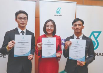 PENERIMA biasiswa PETRONAS (dari kiri) Tan Zheng Li (Kejuruteraan Elektrikal dan Elektronik (Instrumentasi) di Australia), Carrie Lee En Xi (Kejuruteraan Mekanikal di United Kingdom) dan Syed Salleh Syed Hashim (Kejuruteraan Kimia di Universiti Teknologi PETRONAS) selepas Majlis Penyampaian Anugerah Tajaan Pendidikan PETRONAS Powering Knowledge di Pusat Konvensyen Kuala Lumpur, baru-baru ini. – UTUSAN/AMIR KHALID