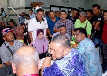 HASNUL Dolbakri (tengah, berbaju petak) bertanyakan soalan kepada Pengarah Perikanan Negeri Melaka, Saufi Afandi Talib (depan, kiri) pada program HEBAT di Seri Negeri, Ayer Keroh, semalam. - UTUSAN/AMRAN MULUP