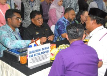 AB. Rauf Yusoh bertemu dengan orang ramai pada Program Hari Ahli Majlis Mesyuarat Kerajaan Negeri (EXCO) bersama Rakyat (HEBAT) Negeri Melaka Siri 2, di Kompleks Seri Negeri, Ayer Keroh. - UTUSAN/AMRAN MULUP